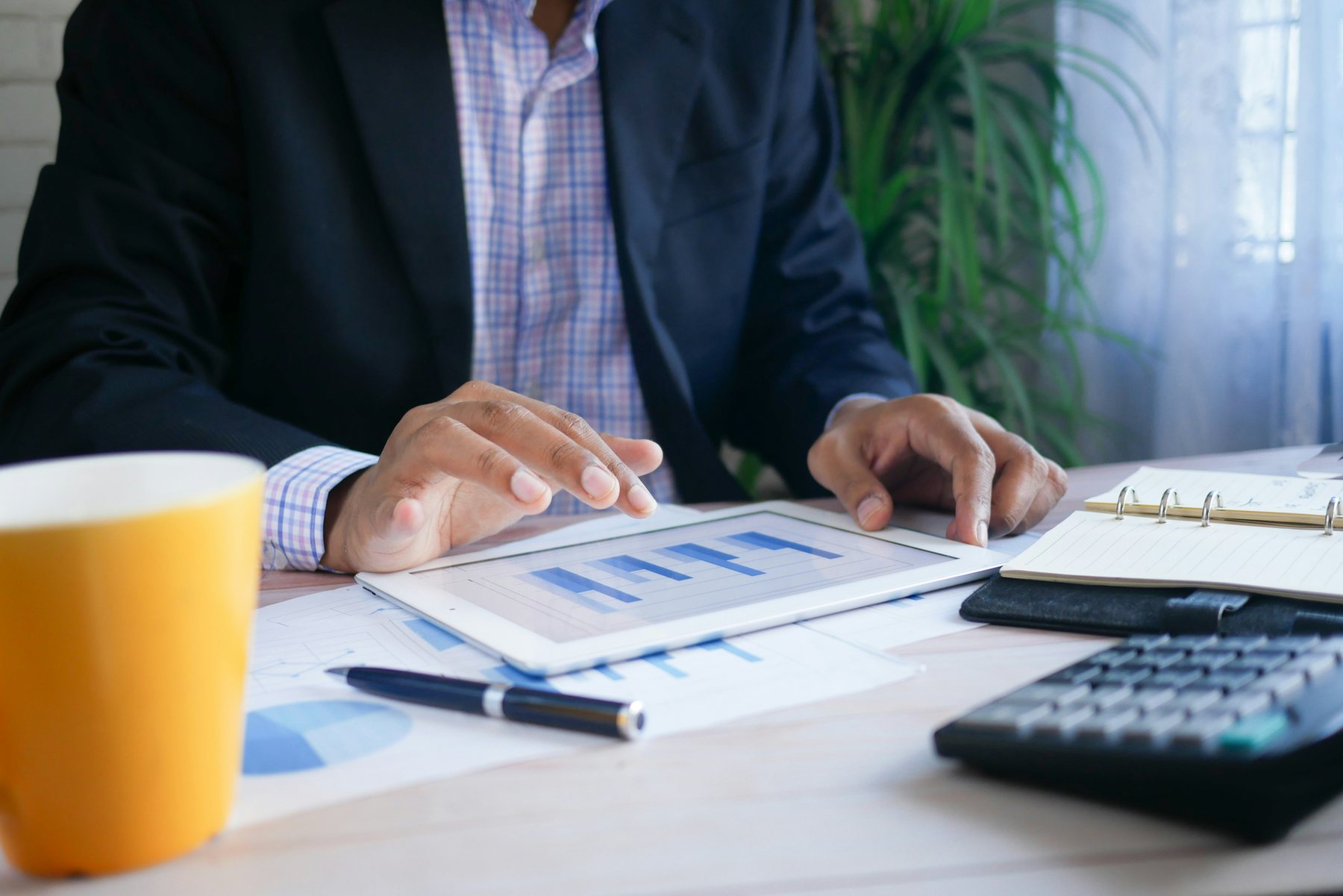 Persona trabajando en reportes contables y objetivos financieros